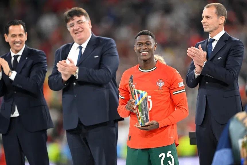 脚步, 还有点别的, 开表达了对 脚步, 还有点别的, 开表达了对